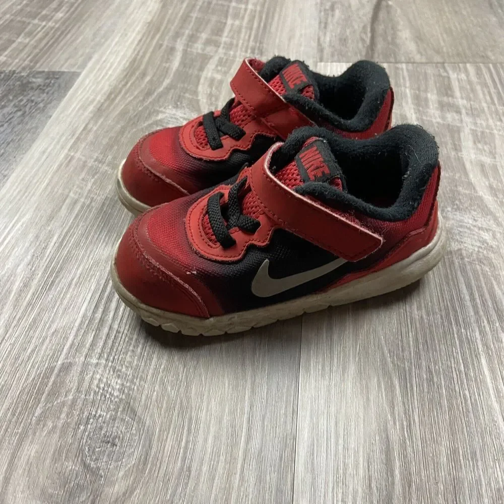 Nike‎ Kid's 7C Red Black White Hook & Loop Running Athletic Shoes 749814-600 - Picture 4 of 7